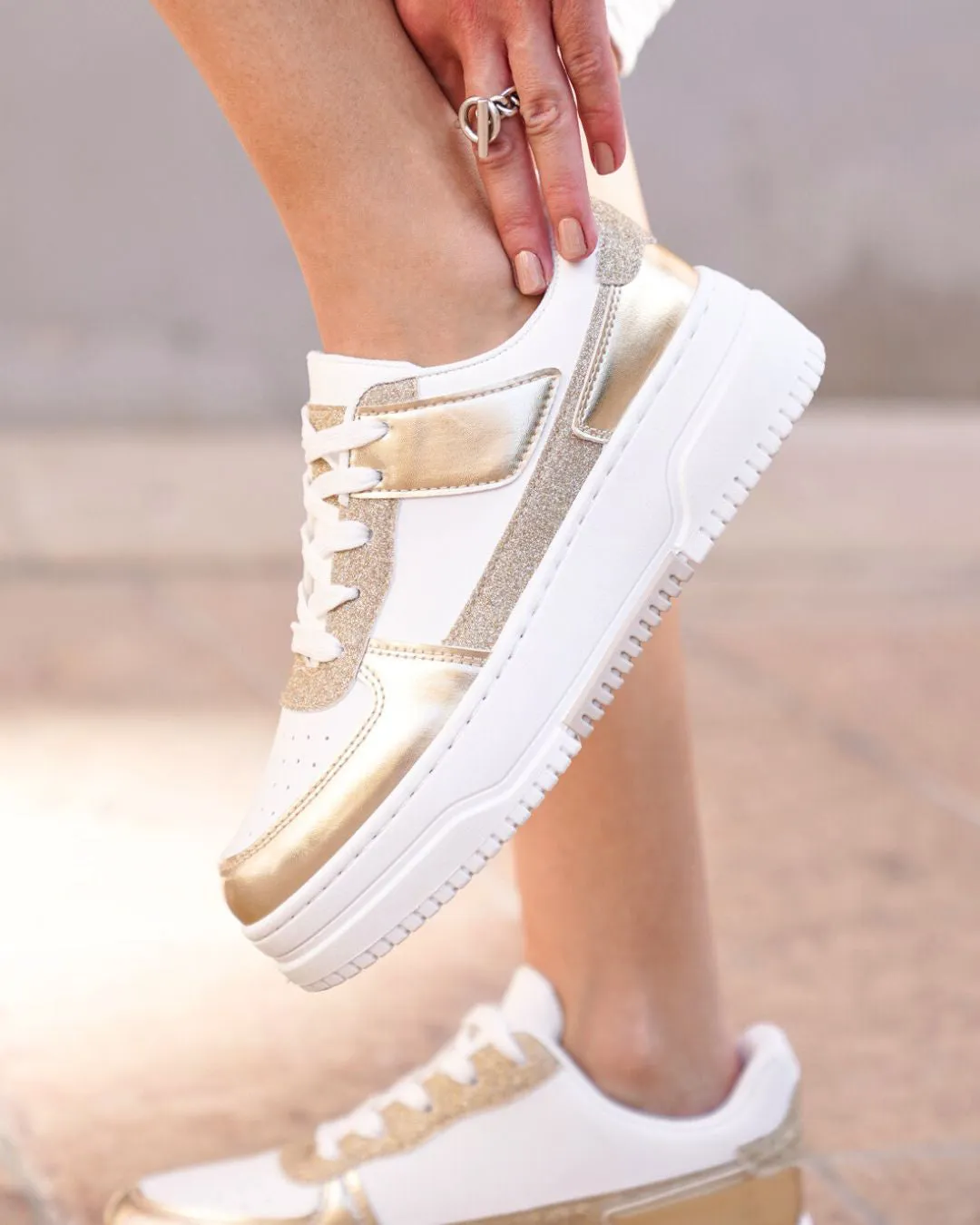 Zapatillas de mujer doradas con cordones - Noe